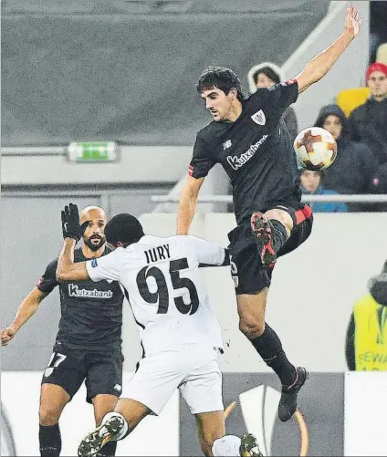  ?? FOTO: EFE ?? San José salta a por un balón sobre el delantero del Zorya Iury en el último partido de la fase de grupos de la Europa League en Ucrania