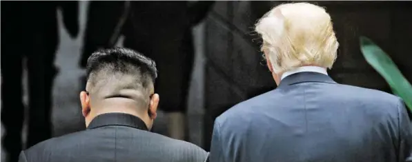  ?? BILD: SN/AP ?? Präsident Donald Trump und Führer Kim Jong Un haben Singapur wieder verlassen. Was bleibt wirklich zurück von ihrem großen Gipfeltref­fen?