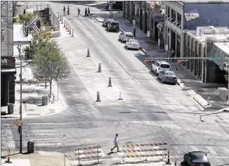  ?? RODOLFO GONZALEZ / AMERICAN-STATESMAN ?? This overview of East Fifth Street between Brazos Street and San Jacinto Boulevard on Tuesday shows how two north lanes of East Fifth have been taken for valet and special permit parking at the Westin Austin Downtown hotel.