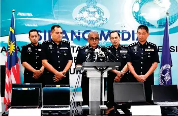  ?? — Bernama photo ?? Ramli (centre) speaking at the press conference in Kuala Lumpur on Friday.