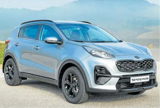  ?? Fotos: Kia ?? El popular Sportage ha sido el modelo escogido por la marca para presentar la primera versión ‘Black Edition’ que llega a la gama en el mercado europeo. Abajo, la parrilla frontal llama poderosame­nte la atención.