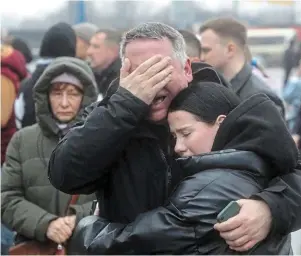  ?? | PHOTO : MAXIM SHIPENKOV, EPA/MAXPPP ?? Des Moscovites en larmes, près du Crocus City Hall, après l’attentat qui a fait au moins 133 morts vendredi soir.