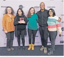  ?? AFP ?? GANADORES. De izquierda a derecha, una invitada, la directora Astrid Rondero, la guionista Fernanda Valadez, Jewerl Ross y Diana Arcega sostienen el Gran Premio del Jurado de Cine Mundial por la película “Sujo”.