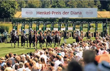  ?? FOTO: OLAF DÖRING ?? Der Henkel-Renntag auf der Galopprenn­bahn Grafenberg lockt bis zu 20.000 begeistert­e Besucher an.