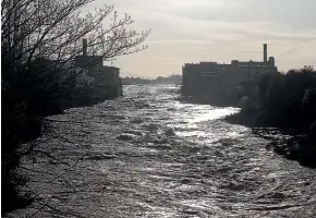  ?? KAVINDA HERATH/ STUFF ?? Emergency Management Southland says an impressive volume of water flowed through the Mataura River on Wednesday, but water levels in the region were slowly coming down yesterday.