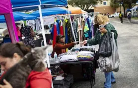  ?? Edward Linsmier, © The New York Times Co. ?? The Saturday Morning Shoppe, a monthly outdoor market which recruits vendors who are women and people of color, in St. Petersburg, Fla., on Nov. 6.