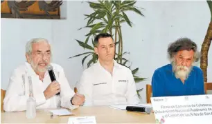  ??  ?? El rector Enrique Graue Wiechers; el gobernador de Oaxaca, Alejandro Murat Hinojosa, y el artista plástico y fundador de CaSa, Francisco Toledo.