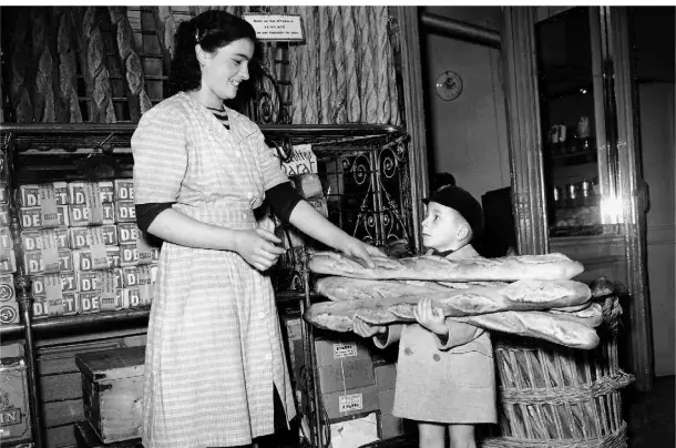  ?? FOTO: AFP ?? Wenn Kinder zum ersten Mal einkaufen gehen, dann ist es in Frankreich nicht selten ein Baguette, hier eine Boulangeri­e im Jahr 1949 in Paris.