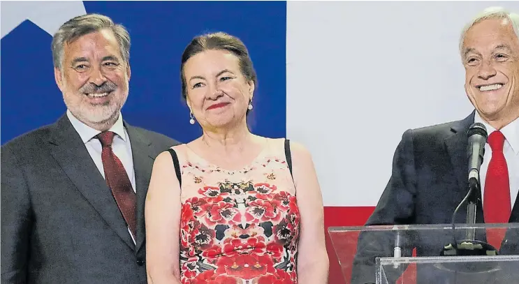  ?? DPA ?? Feliz. El presidente electo, el empresario Sebastián Piñera, al recibir en su comando de campaña en Santiago de Chile el saludo del rival, el oficialist­a Alejandro Guillier, y su esposa.