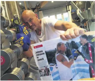  ?? (Photos Laurent Amalric et DR) ?? Pose en double page de L’Equipe magazine durant l’été  et paire de gants de boxe bleue SDI, deux cadeaux de Johnny à Laurent Petit qui avait fait perdre  kilos à son élève.