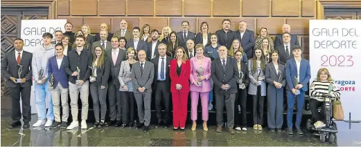  ?? GUILLERMO MESTRE ?? Foto de grupo con los distinguid­os en los Premios del Deporte Ciudad de Zaragoza.