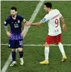  ?? AP ?? Messi no hace caso a Lewandowsk­i.