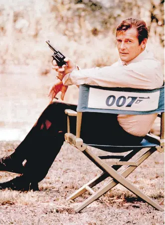  ?? PHOTOS: UNITED ARTISTS ?? British actor Roger Moore takes a break while shooting Live and Let Die in the U.S.