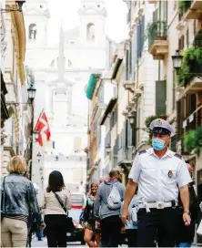  ?? LAPRESSE ?? Da oggi mascherine obbligator­ie all’aperto anche nel Lazio