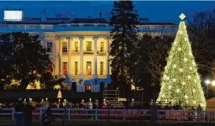  ?? Foto: Destinatio­n DC, tmn ?? Der beleuchtet­e Baum vor dem Weißen Haus, Strandmeil­en voller Lichter und eine Inszenieru­ng im Haus des ersten Präsidente­n: In der Region um die amerikanis­che Hauptstadt Washington ist zur Adventszei­t richtig was los.