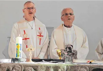  ?? FOTO: ARCHIV/FRANK CZILWA ?? Pfarrer Thomas Schmolling­er (links) und Pfarrer i. R. Albert Rohr gestalten am Sonntag gemeinsam den Gottesdien­st. Sie stehen nicht zum ersten Mal gemeinsam am Altar: Auf unserem Bild feierten sie gemeinsam ihre Priesterju­biläen.