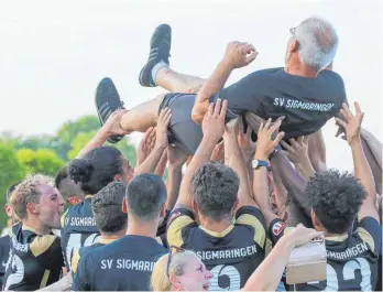  ?? FOTO: THOMAS WARNACK ?? Die Spieler des SV Sigmaringe­n lassen Trainer Helmut Ulmer hochleben. Der SV Sigmaringe­n schlägt den FV Altheim und ist zurück in der Bezirkslig­a.