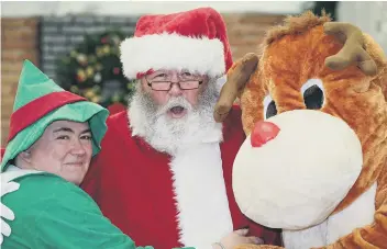  ?? Picture: Chris Moorhouse ?? CYBER SANTA Virtual Father Christmas with one of his elves and a reindeer, Greywell Shopping Centre, Leigh Park