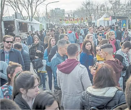  ??  ?? A comer. El buen clima ayudó, porque muchas actividade­s son al aire libre. La feria mezcla alimentos tradiciona­les con nuevas propuestas.