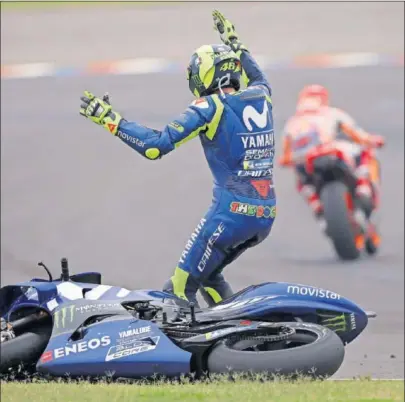  ??  ?? INDIGNADO. Rossi mostró su frustració­n cuando acabó en el suelo por culpa del toque de Márquez.