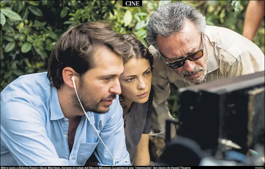  ?? Prensa ?? Mitre junto a Dolores Fonzi y Oscar Martínez, durante el rodaje del film en Misiones; La patota es una “reinvenció­n” del clásico de Daniel Tinayre