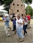 ?? FOTO RR ?? Dansen aan de Sint-janskapel.