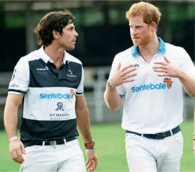  ??  ?? El polista argentino y uno de los herederos a la corona británica fueron a Singapur para jugar polo a beneficio de Sentebale, entidad que ayuda a niños indefensos y enfermos de Sida en Africa.