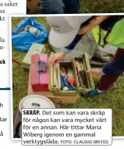  ?? FOTO: CLAUDIO BRITOS ?? SKRÄP. Det som kan vara skräp för någon kan vara mycket värt för en annan. Här tittar Maria Wiberg igenom en gammal verktygslå­da.