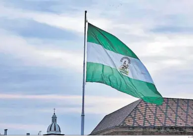  ?? F. C. ?? Bandera de Andalucía ondeando en el mástil de la plaza de Sevilla.