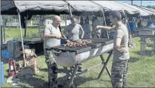  ??  ?? les grilladins du régiment n’avaient pas froid ce jour-là !