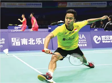  ?? PP PBSI ?? KALAH PENGALAMAN: Anthony Sinisuka Ginting saat melawan legenda Malaysia Lee Chong Wei di babak 16 besar Badminton Asia Championsh­ips 2018 di Wuhan, Tiongkok. Pertanding­an berakhir dengan kemenangan Lee Chong Wei dengan rubber game 16-21, 21-9, 21-11.