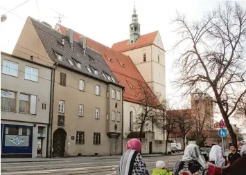  ?? Fotos: Annette Zoepf ?? Mit 800 Plätzen ist die Kirche St. Johannes in Oberhausen überdimens­ioniert. Es kommen längst nicht mehr so viele Gläubige zu den Gottesdien­sten. Die evangelisc­he Gemeinde will das Gebäude deshalb verkaufen.