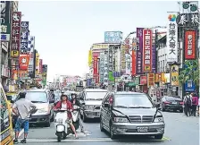  ??  ?? CONSUMIDOR­ES El consumo de autos en China ha cambiado en los últimos años a autos más grandes y espaciosos