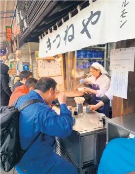  ??  ?? På fiskmarkna­dens gamla plats söder om Ginza finns i dag en stor marknad med råvaror, restaurang­er och butiker.