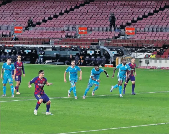  ??  ?? Messi convierte el penalti que le hizo Bustinza tras un arranque del argentino y que dejaba sentenciad­o el partido batiendo a Cuéllar. Era el 2-0 que dejaba listo un duelo en el que el Barça no estuvo bien.