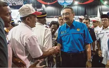  ?? BERNAMA PIC ?? Defence MinisterDa­tuk Seri Hishammudd­in Hussein being greeted by armed forces veterans at the opening of the Malaysian Armed Forces Veterans Assembly in Seri Kembangan, Selangor, yesterday.