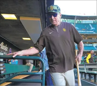  ?? TONY AVELAR AP ?? Padres manager Bob Melvin was back in the dugout for Friday’s game against the Giants after having surgery.