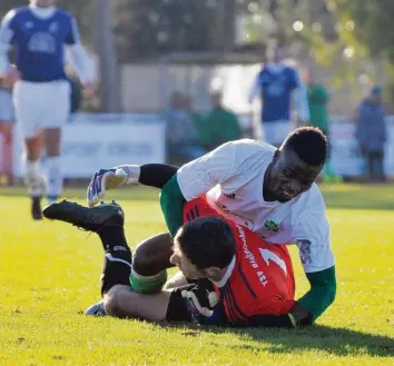  ?? Foto: Andreas Lode ?? In der Anfangspha­se sorgte Horgaus Omar Samouwel für viel Alarm vor dem Gästetor. Dinkelsche­rbens Torhüter Lukas Kania ließ sich jedoch nicht überwinden.