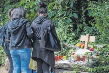  ?? FOTO: DPA ?? Junge Frauen an einer provisoris­chen Gedenkstät­te für die getötete Susanna F. in Wiesbaden.