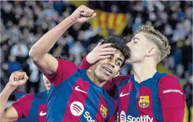  ?? Jordi Cotrina ?? Fermín besa a Lamine Yamal después de que este marcara el 1-0 del Barça al Mallorca, ayer, en Montjuïc.