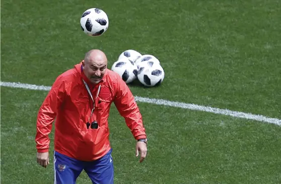  ?? Bild: HASSAN AMMAR ?? LUGN. Rysslands förbundska­pten Stanislav Tjertjesov övar sin bollkontro­ll på lagets sista träning inför Vm-premiären på Luzjniki-stadion i Moskva.