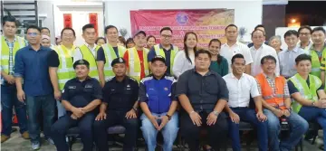  ??  ?? Aziz (seated third right) poses with the committees of KRT and SRS of TT4 at their launching yesterday. Also seen are Norizan (fourth right), Mohd Fauzi (second left) and Abdul Rasid (third left).