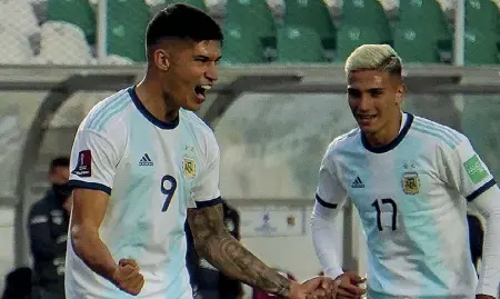  ??  ?? Decisivo
L’esultanza del laziale Joaquin Correa, 26 anni, a sinistra, autore del gol della vittoria dell’Argentina con la Bolivia
