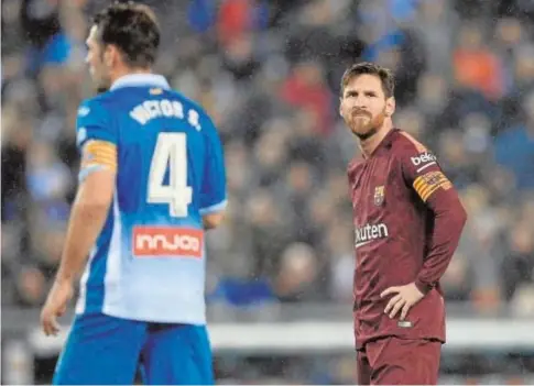  ?? REUTERS ?? Messi, con gesto serio, junto al españolist­a Víctor Sánchez