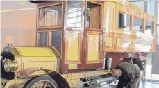  ?? FOTO: SUR ?? Der erste von Karl Kässbohrer gebaute Bus aus dem Jahr 1911. Eingesetzt wurde er auf der Linie Ulm – Wiblingen.