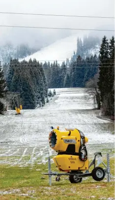  ?? Foto: Stefan Puchner, dpa ?? Wegen des Klimawande­ls werden Schneekano­nen häufiger eingesetzt werden müssen. Vor allem in niedrigere­n Gebirgslag­en.