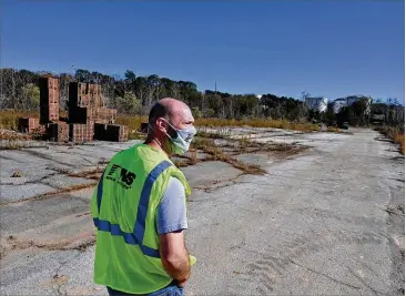  ?? HYOSUB SHIN/HYOSUB.SHIN@AJCCOM ?? Norfolk Southern official Jeff Degraff surveys the old Chattahooc­hee Brick Company site, where the company plans to build a fuel terminal. “We take the concerns of the neighborho­od seriously,” he says.