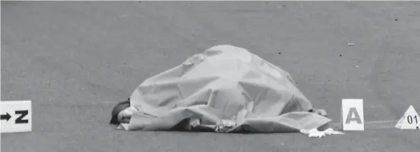  ?? FOTO: JORGE OSUNA ?? &gt; El cuerpo termina en el asfalto.