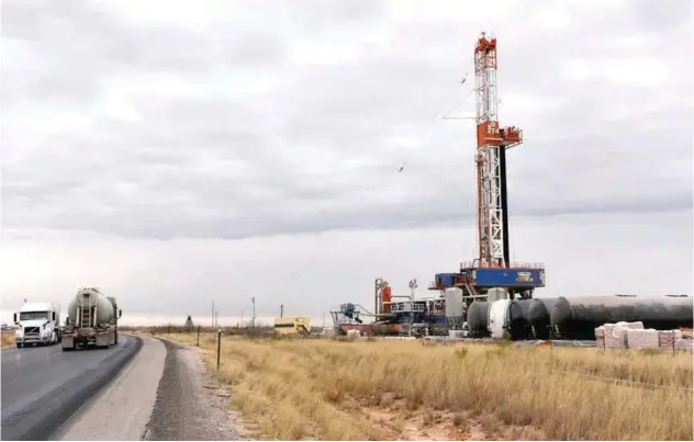  ?? R euters ?? ↑
A drilling rig operates in the Permian Basin oil and natural gas production area in New Mexico, US.