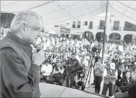  ??  ?? El líder nacional de Morena, Andrés Manuel López Obrador, durante su gira de ayer por el estado de México en apoyo a Delfina Gómez Álvarez, precandida­ta al gobierno de la entidad ■ Foto La Jornada